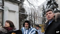 Russian opposition leader and former Vice-Prime Minister Boris Nemtsov stages a protest in front of the Belarus embassy in Moscow in support of journalists arrested in Belarus, on December 27, 2010.