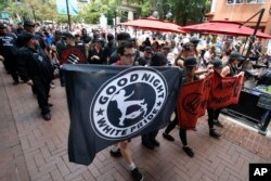 Demonstran kelompok anti fasisme berbaris di pusat kota untuk mengantisipasi peringatan "Unite the Right" di Charlottesville, Va., Sabtu, 11 Agustus 2018.