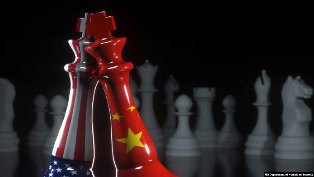Коллаж: шахматные фигуры с флагами США и КНР 