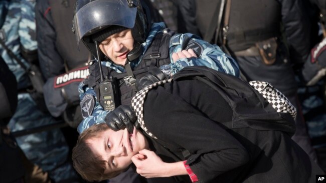 La policía detiene una protesta en el centro de Moscú, 26 de marzo de 2017.