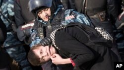 Một người biểu tình bị cảnh sát Nga bắt giữ hôm 26/3 ở Moscow.