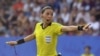 Stephanie Frappart arbitre un match de football féminin entre l'Allemagne et la Suède, France, le 29 juin 2019. 