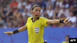 Stephanie Frappart arbitre un match de football féminin entre l'Allemagne et la Suède, France, le 29 juin 2019. 