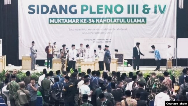 Suasana pemilihan Ketua Umum Pengurus Besar Nahdlatul Ulama (NU) untuk periode 2021-2026 dalam muktamar NU yang ke-34 yang berlangsung di Lampung, pada 24 Desember 2021. (Foto: Tangkapan Layar)