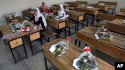 کابل میں لڑکیوں کے ایک اسکول کے نزدیک بم دھماکے میں ہلاک ہونے والی طالبات کی نشستوں پر ان کی یاد میں پھول رکھے ہیں۔ 16 مئی 2021