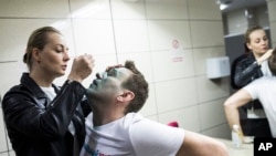 Aleksey Navalnının xanımı Yulia aprelin 27-də hücumdan sonra həyat yoldaşının gözlərini anti-septik göz dərmanı ilə müalicə edir 