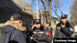 2019年1月17日，赵紫阳故居外警察盘查悼念这位已故改革派领导人的来访者。（网络图片）
