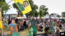 Ribuan orang Kurdi, termasuk banyak yang membawa bendera dengan gambar Abdullah Ocalan, pemimpin PKK yang dipenjarakan, berkumpul dan berunjuk rasa di kota Cologne, Jerman, Sabtu, 3 September 2016 (AP Photo/Martin Meissner)