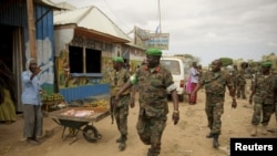 Pemimpin Pasukan Misi Uni Afrika untuk Somalia (AMISOM), Letjen Andrew Gutti (tengah) menyapa warga saat berkunjung ke kota Afgoye 30 kilometer dari Mogadishu (Foto: dok).