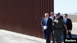 El presidente Donald Trump visitó secciones del muro fronterizo en Otay Mesa, un suburbio de San Diego que separa California de Tijuana, México. 