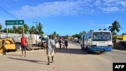 Un bus circule dans une rue de Macomia, dans la province de Cabo Delgado, au Mozambique, le 11 juin 2018.