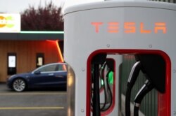 Stasiun Tesla Supercharger terlihat di Dietikon, Swiss 21 Oktober 2020. (Foto: REUTERS/Arnd Wiegmann)