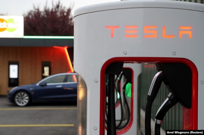 Stasiun Tesla Supercharger terlihat di Dietikon, Swiss 21 Oktober 2020. (Foto: REUTERS/Arnd Wiegmann)