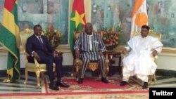 Le président nigérien Mahamadou Issoufou et le président togolais Faure Gnassingbé ont rencontré leur homologue burkinabè Roch Marc Christian Kaboré, à Ouagadougou, le 5 mars 2018. (Twitter/Kaboré)