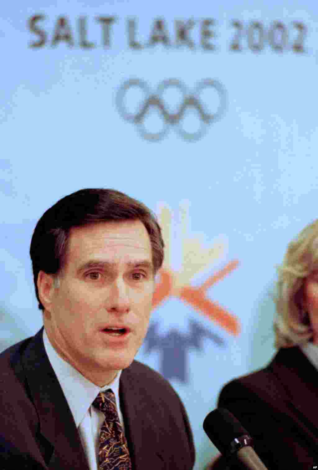 Mitt Romney, nouveau patron du Comit&eacute; d&#39;organisation des jeux olympiques de Salt Lake City pr&eacute;sentant, le 11 f&eacute;vrier 1999, son plan de ne pas d&eacute;penser plus de fonds que n&eacute;cessaire 