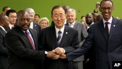 Katibu Mkuu wa Umoja wa Mataifa Ban Ki-moon, akisalimiana na Rais Joseph Kabila Kabange, wa Kongo na Rais Paul Kagame wa Rwandakwenye makao makuu ya UM, Sept. 27,