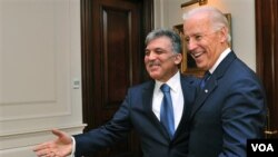 Wapres AS Joe Biden (kanan) bersama Presiden Turki Abdullah Gul dalam kunjungan Biden ke Ankara (2/12).