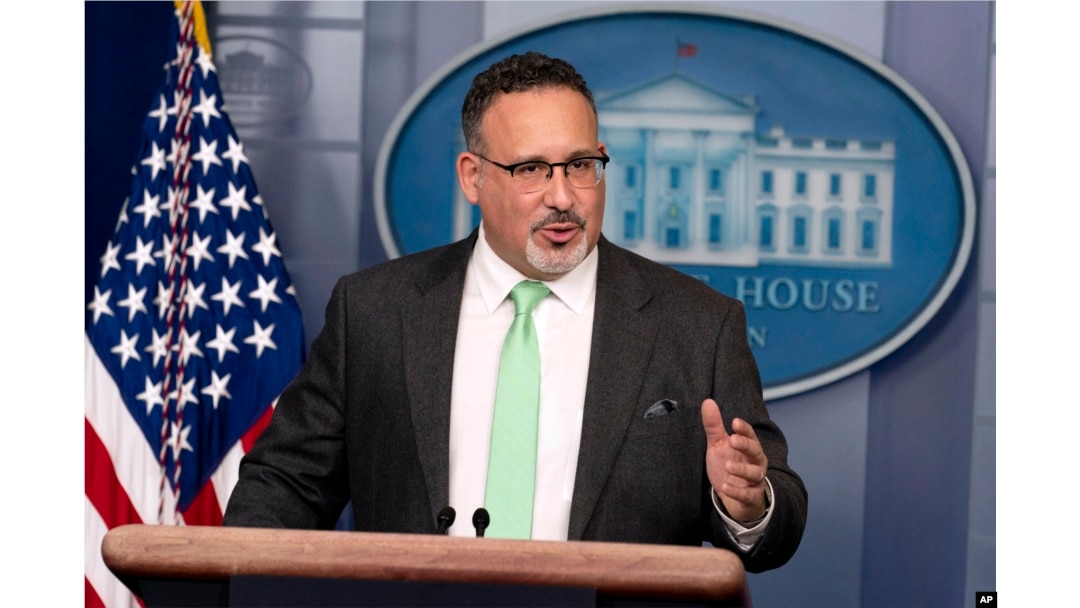 Miguel Cardona berbicara selama konferensi pers di Gedung Putih di Washington. (Foto: AP)