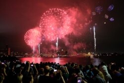 People watch Macy's 4th of July Fireworks Independence Day celebrations in New York July 4, 2016. REUTERS/Eduardo Munoz)