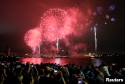 People watch Macy's 4th of July Fireworks Independence Day celebrations in New York July 4, 2016. REUTERS/Eduardo Munoz)