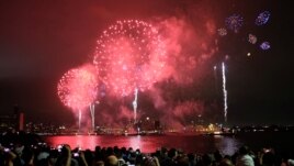People watch Macy's 4th of July Fireworks Independence Day celebrations in New York July 4, 2016. REUTERS/Eduardo Munoz)