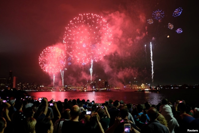 People watch Macy's 4th of July Fireworks Independence Day celebrations in New York July 4, 2016. REUTERS/Eduardo Munoz)