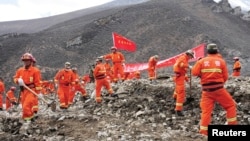 Tim SAR melakukan pencarian korban tanah longsor di lokasi pertambangan emas di wilayah Maizhokunggar, Tibet (30/3).