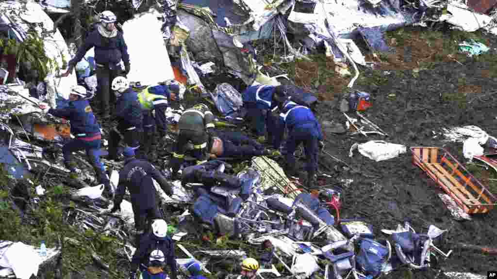 Les secours sur le site du crash dans la zone montagneuse d&#39;El Gordo, à environ 50 km de Medellin, en Colombie, le 29 novembre 2016.