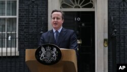Thủ tướng Anh David Cameron phát biểu trong cuộc họp báo bên ngoài trụ sở tại số 10 phố Downing ở London, ngày 20/2/2016.