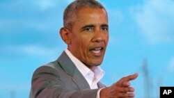 Mantan Presiden AS, Barack Obama melambai kepada warga di Kogelo, Kisumu, Kenya, Senin (16/7). 