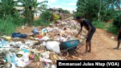 Des ordures entassées dans un quartier de Yaoundé, Cameroun, 23 mai 2017 (VOA/Emmanuel Jules Ntap).