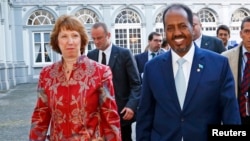 캐서린 애쉬턴 유럽연합 외교담당최고대표(왼쪽)와 하산 셰이크 모하무드 소말리아 대통령이 16일 벨기에 브뤼셀에서 열린 소말리아 지원 회의에 입장하고 있다.