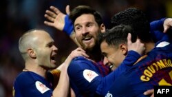 Andres Iniesta, Lionel Messi et Philippe Coutinho après avoir marqué lors du dernier match de football de la Copa del au Wanda Stade Metropolitano à Madrid le 21 avril 2018.