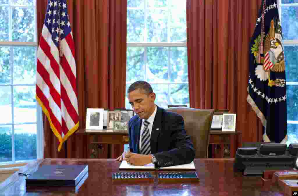 (8月2日)奥巴马总统在白宫椭圆形办公室签署《2011年预算控制法案》。