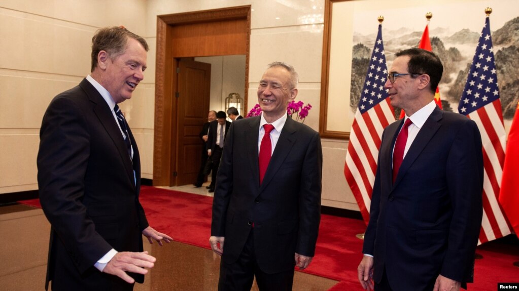 Phó Thủ tướng Trung Quốc Lưu Hạc, Đại diện thương mại Robert Lighthizer và Bộ trưởng Tài chính Hoa Kỳ Steven Mnuchin trong một cuộc gặp.