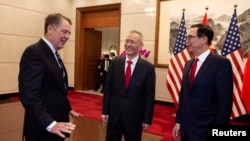 Phó Thủ tướng Trung Quốc Lưu Hạc, Đại diện thương mại Robert Lighthizer và Bộ trưởng Tài chính Hoa Kỳ Steven Mnuchin trong một cuộc gặp.
