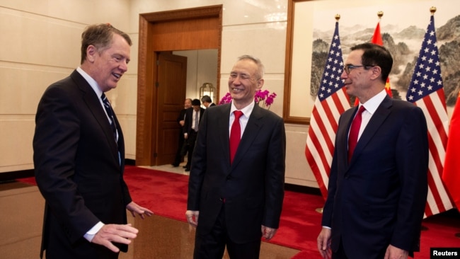 中国副总理刘鹤(中)与美国贸易代表莱特希泽(左)和美国财长姆奴钦(右)在北京钓鱼台国宾馆举行会晤(2019年3月29日)