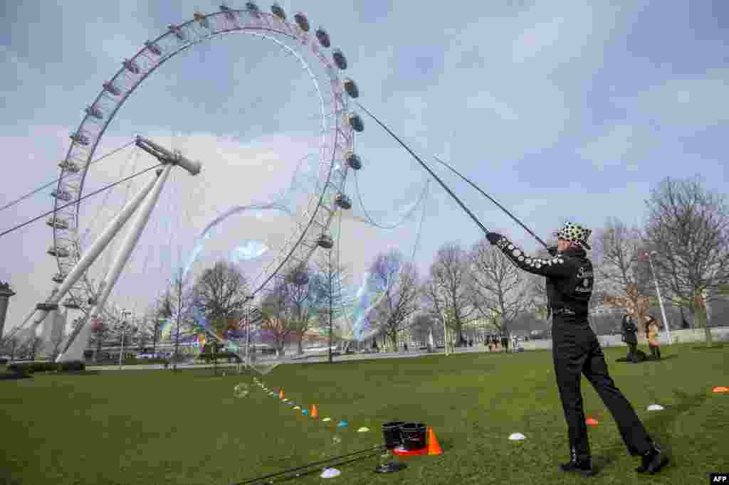 سام هيث، حباب شناس، معروف به سامسام بابلمن، در حال شکستن دهمين رکورد بزرگترين حباب جهان و درست کردن حبابی با حجم ۲۳ مترمکعب در مرکز لندن.