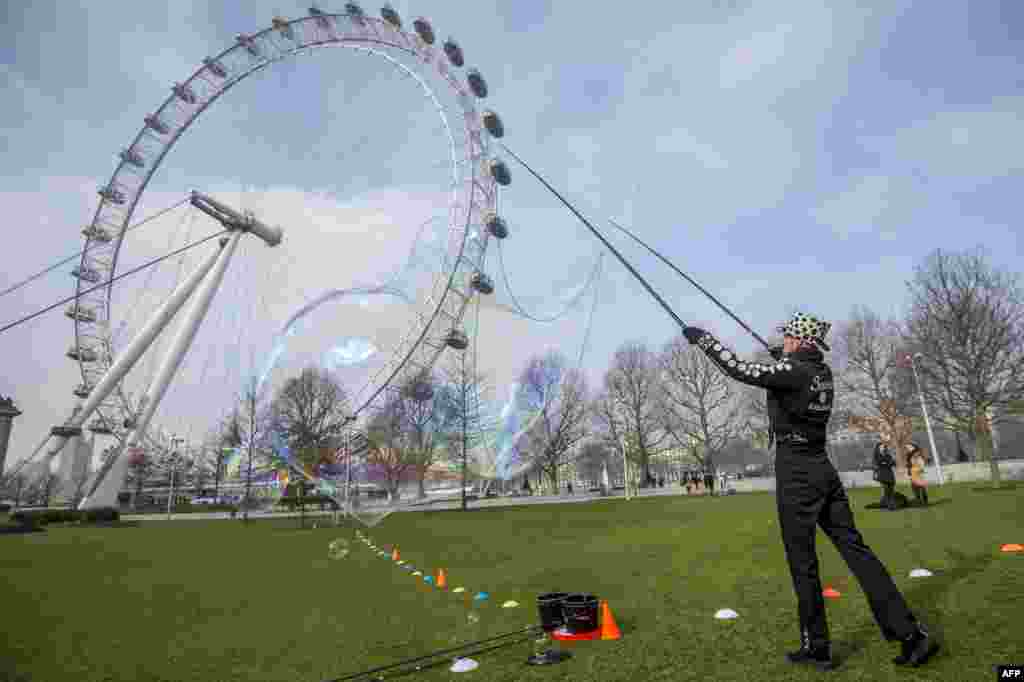 Bubbleologist Sam Heath, otherwise know as Samsam Bubbleman, attempts to break his tenth Guinness World Record by creating a 23-cubic-meter bubble in central London.