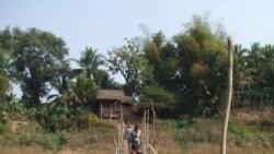 ບັນດານັກທ່ອງທ່ຽວ ຊາວຕ່າງປະເທດ ໄປທ່ອງທ່ຽວເຂດຊົນນະບົດແຫ່ງນຶ່ງ ໃນແຂວງຫຼວງພະບາງ