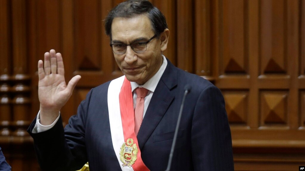 El nuevo presidente del PerÃº, MartÃ­n Alberto Vizcarra saluda al pleno del Congreso luego de jurar al cargo en reemplazo de Pedro Pablo Kuzcinsky, quien renunciÃ³ por acusaciones de corrupciÃ³n. Lima, PerÃº. Marzo 23 de 2018.