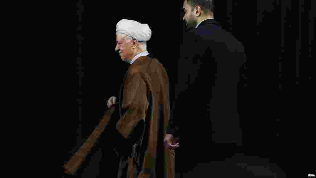 اکبر هاشمی رفسنجانی رئیس مجمع تشخیص مصلحت نظام در دانشگاه شهید بهشتی تهران از ردصلاحیت ها در ایران انتقاد کرد. هاشمی رفسنجانی در واکنش به رد صلاحیت گسترده نامزدهای انتخابات مجلس گفت که "برخی رد صلاحیت‌ها، دستبرد به حق‌الناس است." وی افزود تا خواستیم جشن بگیریم ۶۰ درصد نامزدها را کنار گذاشتند. در حالی اکبر هاشمی رفسنجانی، شورای نگهبان را به "دستبرد به حق‌الناس" متهم کرده که پیش از این آیت الله علی خامنه ای در سخنانی درباره انتخابات گفته بود "رای مردم حق الناس است." رهبر جمهوری اسلامی ده روز پیش در اظهارنظری گفته بود "همه در انتخابات شرکت کنند؛ حتی کسانیکه نظام را قبول ندارند." عکس: اکبر توکلی، ایرنا