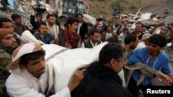 Warga di Sanaa, Yaman membawa jenazah korban tewas akibat serangan udara pimpinan Saudi bulan lalu (foto: dok). PBB akan membahas kemungkinan untuk mengirim investigator independen internasional ke Yaman yang dikoyak perang.