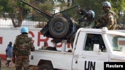 Des Casques bleus patrouillent pendant la présidentielle à Bangui, le 30 décembre 2015. (REUTERS/Media Coulibaly)