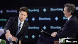 جاستین ترودو نخست وزیر کانادا در گفتگو با سردبیر بلومبرگ در نیویورک - ۲۷ اسفند ۱۳۹۴
