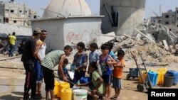 Anak-anak dan warga Palestina antri untuk mendapatkan air bersih di Khan Younis, Jalur Gaza Selatan (foto: dok). Hanya 10% penduduk Gaza yang punya akses ke air bersih yang cukup.