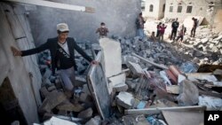 Serangan udara pimpinan Arab Saudi menghancurkan permukiman di dekat bandara di ibukota Sana'a, Selasa (31/3).