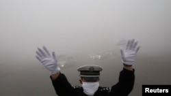 10月21日哈尔滨市出现重度雾霾一名警察在指挥交通