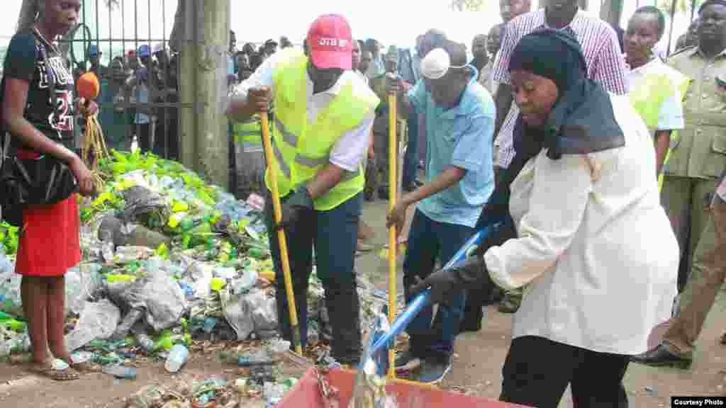 Tanzania’s new President John Magufuli led the nation Wednesday Dec 09 in marking the 54th anniversary of the independence of Tanganyika with a nation-wide cleaning exercise.