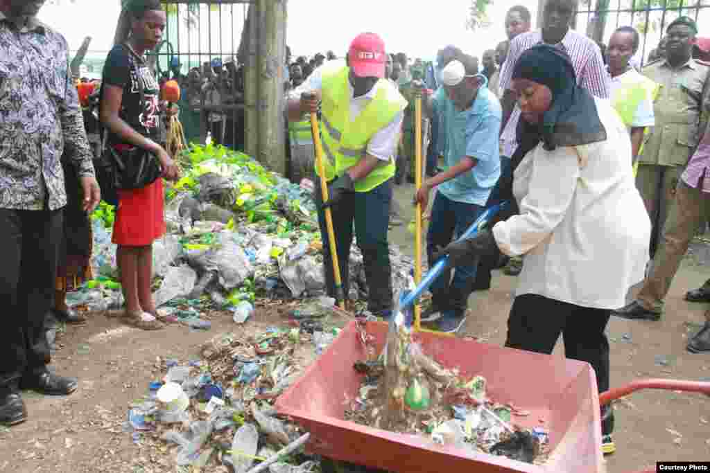 Makamu rais wa Tanzania Samia Suhulu katika shughuli za usafi Tanzania